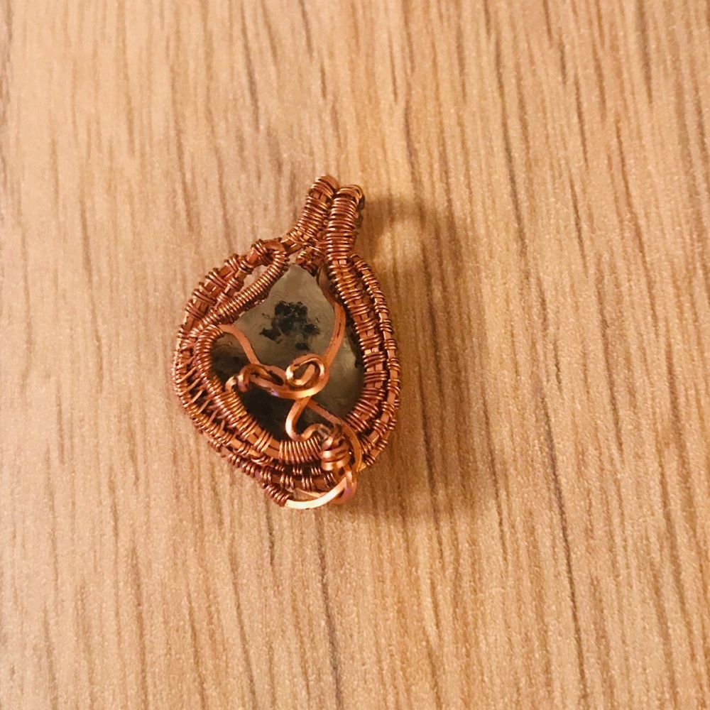 Handmade green stone set in rose gold pendant - Picture 7 of 7